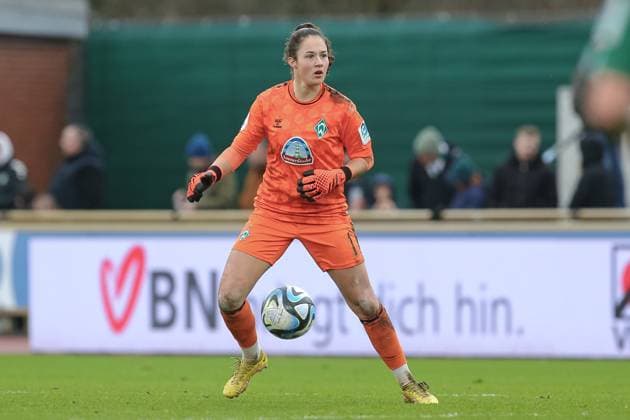 v.li.: Livia Peng (Torhüterin, Torwart, SV Werder Bremen, 1) am Ball, Freisteller, Einzelbild, Ganzkörper, Aktion, Action, Spielszene, DIE DFB-RICHTLINIEN UNTERSAGEN JEGLICHE NUTZUNG VON FOTOS ALS SEQUENZBILDER UND ODER VIDEOÄHNLICHE FOTOSTRECKEN. DFB REGULATIONS PROHIBIT ANY USE OF PHOTOGRAPHS AS IMAGE SEQUENCES AND OR QUASI-VIDEO., 03.02.2024, Bremen (Deutschland), Fussball, Google Pixel Frauen-Bundesliga, SV Werder Bremen - 1. FC Nürnberg