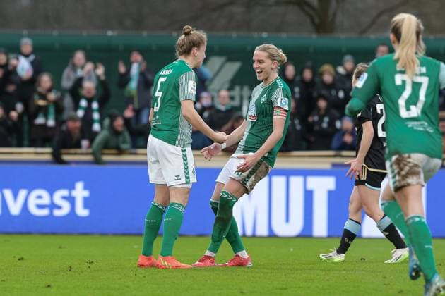 v.li.: Torschützin Michelle Ulbrich (SV Werder Bremen, 5) und Lina Hausicke (SV Werder Bremen, 18) mit Torjubel, Jubel, jubeln, jubelt, optimistisch, Spielszene, Highlight, Freude über das Tor zum 1:0, DIE DFB-RICHTLINIEN UNTERSAGEN JEGLICHE NUTZUNG VON FOTOS ALS SEQUENZBILDER UND ODER VIDEOÄHNLICHE FOTOSTRECKEN. DFB REGULATIONS PROHIBIT ANY USE OF PHOTOGRAPHS AS IMAGE SEQUENCES AND OR QUASI-VIDEO., 03.02.2024, Bremen (Deutschland), Fussball, Google Pixel Frauen-Bundesliga, SV Werder Bremen - 1. FC Nürnberg