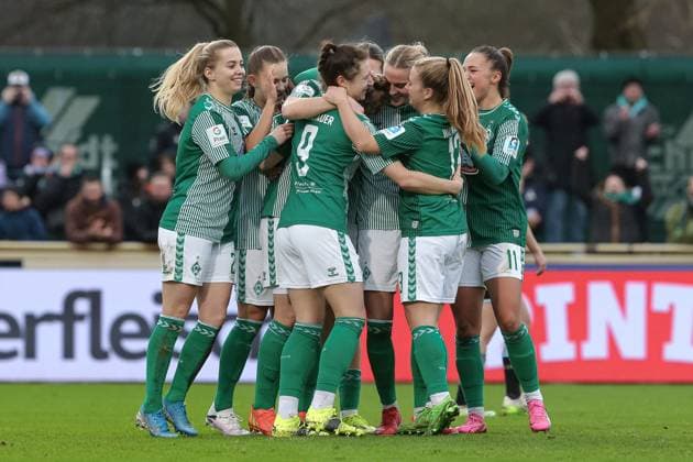 v.li.: Spielerinnen des SV Werder Bremen mit Torjubel, Jubel, jubeln, jubelt, optimistisch, Spielszene, Highlight, Freude über das Tor zum 1:0, DIE DFB-RICHTLINIEN UNTERSAGEN JEGLICHE NUTZUNG VON FOTOS ALS SEQUENZBILDER UND ODER VIDEOÄHNLICHE FOTOSTRECKEN. DFB REGULATIONS PROHIBIT ANY USE OF PHOTOGRAPHS AS IMAGE SEQUENCES AND OR QUASI-VIDEO., 03.02.2024, Bremen (Deutschland), Fussball, Google Pixel Frauen-Bundesliga, SV Werder Bremen - 1. FC Nürnberg