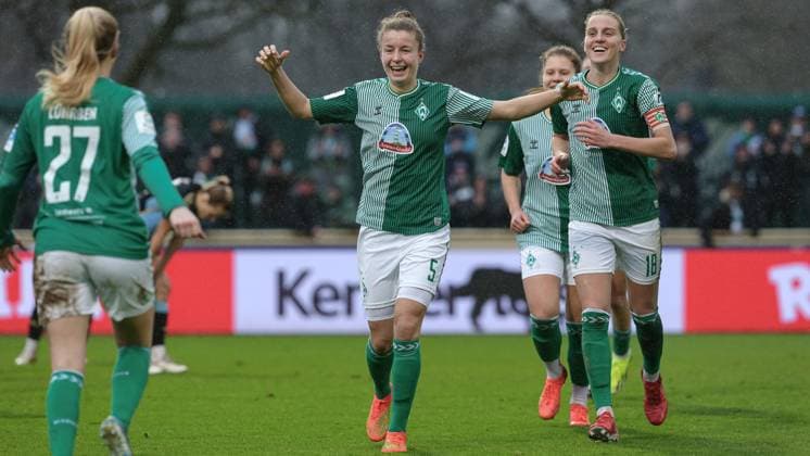 v.li.: Nina Lührßen (SV Werder Bremen, 27), Torschützin Michelle Ulbrich (SV Werder Bremen, 5) und Lina Hausicke (SV Werder Bremen, 18) mit Torjubel, Jubel, jubeln, jubelt, optimistisch, Spielszene, Highlight, Freude über das Tor zum 2:0, DIE DFB-RICHTLINIEN UNTERSAGEN JEGLICHE NUTZUNG VON FOTOS ALS SEQUENZBILDER UND ODER VIDEOÄHNLICHE FOTOSTRECKEN. DFB REGULATIONS PROHIBIT ANY USE OF PHOTOGRAPHS AS IMAGE SEQUENCES AND OR QUASI-VIDEO., 03.02.2024, Bremen (Deutschland), Fussball, Google Pixel Frauen-Bundesliga, SV Werder Bremen - 1. FC Nürnberg