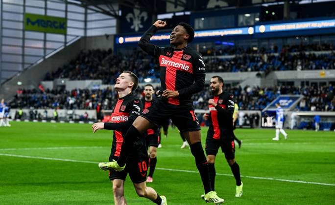 Sport Themen der Woche KW05 Sport Bilder des Tages 03.02.2024, xpsx, Fussball 1.Bundesliga, SV Darmstadt 98 - Bayer 04 Leverkusen v.l. celebrate the goal, Torjubel zum 0:2 Torschütze Nathan Tella (Bayer 04 Leverkusen) emspor Darmstadt *** 03 02 2024, xpsx, Soccer 1 Bundesliga, SV Darmstadt 98 Bayer 04 Leverkusen v l celebrate the goal, goal celebration for 0 2 goal scorer Nathan Tella Bayer 04 Leverkusen emspor Darmstadt