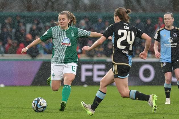 v.li.: Ricarda Walkling (SV Werder Bremen, 13) am Ball, Nastassja Lein (1. FC Nürnberg, 24), Ganzkörper, Aktion, Action, Spielszene, DIE DFB-RICHTLINIEN UNTERSAGEN JEGLICHE NUTZUNG VON FOTOS ALS SEQUENZBILDER UND ODER VIDEOÄHNLICHE FOTOSTRECKEN. DFB REGULATIONS PROHIBIT ANY USE OF PHOTOGRAPHS AS IMAGE SEQUENCES AND OR QUASI-VIDEO., 03.02.2024, Bremen (Deutschland), Fussball, Google Pixel Frauen-Bundesliga, SV Werder Bremen - 1. FC Nürnberg