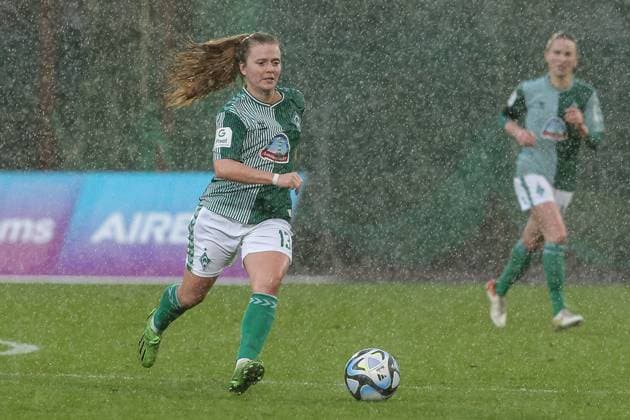 v.li.: Ricarda Walkling (SV Werder Bremen, 13) am Ball, Einzelbild, Ganzkörper, Aktion, Action, Spielszene, DIE DFB-RICHTLINIEN UNTERSAGEN JEGLICHE NUTZUNG VON FOTOS ALS SEQUENZBILDER UND ODER VIDEOÄHNLICHE FOTOSTRECKEN. DFB REGULATIONS PROHIBIT ANY USE OF PHOTOGRAPHS AS IMAGE SEQUENCES AND OR QUASI-VIDEO., 03.02.2024, Bremen (Deutschland), Fussball, Google Pixel Frauen-Bundesliga, SV Werder Bremen - 1. FC Nürnberg