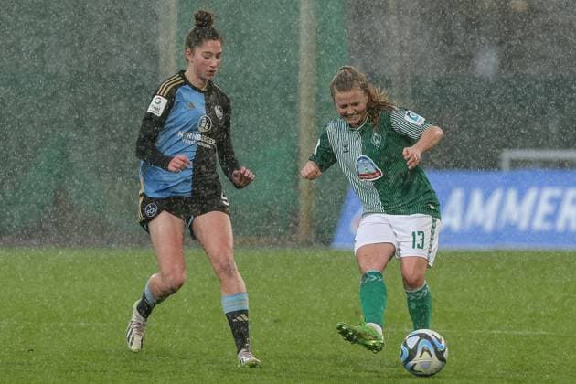 v.li.: Emma Kusch (1. FC Nürnberg, 9) und Ricarda Walkling (SV Werder Bremen, 13) im Zweikampf, Duell, Dynamik, Aktion, Action, Spielszene, DIE DFB-RICHTLINIEN UNTERSAGEN JEGLICHE NUTZUNG VON FOTOS ALS SEQUENZBILDER UND ODER VIDEOÄHNLICHE FOTOSTRECKEN. DFB REGULATIONS PROHIBIT ANY USE OF PHOTOGRAPHS AS IMAGE SEQUENCES AND OR QUASI-VIDEO., 03.02.2024, Bremen (Deutschland), Fussball, Google Pixel Frauen-Bundesliga, SV Werder Bremen - 1. FC Nürnberg