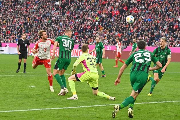 Sport Themen der Woche KW05 Sport Bilder des Tages Torj Harry KANE (Bayern Muenchen) zum 2-1, Aktion,Kopfbaall,Strafraumszene- Fussball 1. Bundesliga Saison 2023 2024, 20.Spieltag, Spieltag20, FC Bayern Muenchen -Borussia Moenchengladbach am 03.02.2024 , A L L I A N Z A R E N A *** Goalj Harry KANE Bayern Muenchen to 2 1, Action,Header,Penalty area scene Soccer 1 Bundesliga Season 2023 2024, 20 Matchday, Matchday20, FC Bayern Muenchen Borussia Moenchengladbach on 03 02 2024 , A L L I A N Z A R E N A