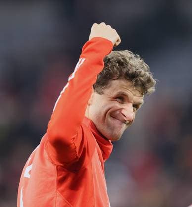 Freude . . . Bayerns 25 Thomas MUELLER (MÜLLER) feiert seinen 500sten Sieg fuer BayernFussball, Bayern Muenchen - Borussia Moenchengladbach. 1.Fußball Bundesliga, FC Bayern München - Borussia Mönchengladbach, 20.Spieltag, Saison 2023-2024, 3.02.2024, in Muenchen, Deutschland. Quelle Copyright Credit : Oryk HAIST