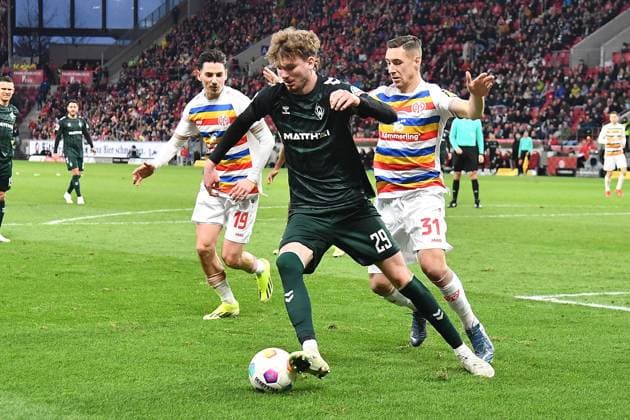 03.02.2024, xhbx, Fussball 1.Bundesliga, FSV Mainz 05 - Werder Bremen emspor, v.l. Anthony Caci (FSV Mainz 05) Nick Woltemade (SV Werder Bremen) Dominik Kohr (FSV Mainz 05) Zweikampf, Aktion, action, battle for the ball (DFL DFB REGULATIONS PROHIBIT ANY USE OF PHOTOGRAPHS as IMAGE SEQUENCES and or QUASI-VIDEO) Mainz