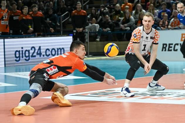 Berlin, Deutschland 03. Februar 2024: 1. VBL - 2023 2024 - Berlin Recycling Volleys vs. TSV Haching München Im Bild: Jiri Hänninen (BR Volleys) streckt sich, Adam Kowalski (BR Volleys) sichert die Ballannahme Copyright: xFotostandx xReuhlx