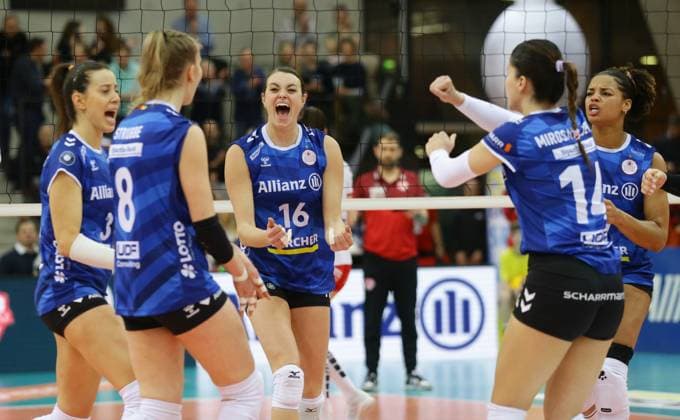 Stuttgart , Volleyball Bundesliga Frauen , Allianz MTV Stuttgart vs. SC Potsdam , Jubel Stuttgart , mitte: Kayla Haneline