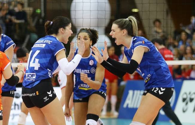 Stuttgart , Volleyball Bundesliga Frauen , Allianz MTV Stuttgart vs. SC Potsdam , von links: Jovana Mirosavljevic Britt Bongaerts ( Stgt )