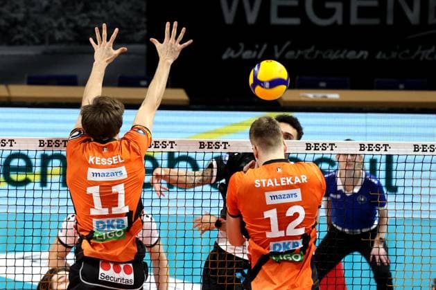 DEU, DVV, 1.VBL, BR Volleys vs. TSV Haching Muenchen, 03.02.2024, Max-Schmeling-Halle, Berlin, DEU, DVV, 1.VBL, BR Volleys vs. TSV Haching Muenchen, im Bild Cody Kessel (BR Volleys 11), Saso Stalekar (BR Volleys 12), Austin Matautia (Haching Muenchen 7) Foto: Juergen Engler nordphoto GmbH