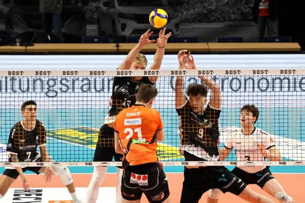 DEU, DVV, 1.VBL, BR Volleys vs. TSV Haching Muenchen, 03.02.2024, Max-Schmeling-Halle, Berlin, DEU, DVV, 1.VBL, BR Volleys vs. TSV Haching Muenchen, im Bild Tobias Krick (BR Volleys 21), Mark Gumenjuk (Haching Muenchen 13), Timothee Carle (BR Volleys 9), Austin Matautia (Haching Muenchen 7), Moritz Eckhardt (Haching Muenchen 3) Foto: Juergen Engler nordphoto GmbH