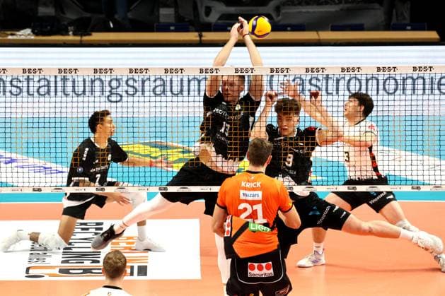 DEU, DVV, 1.VBL, BR Volleys vs. TSV Haching Muenchen, 03.02.2024, Max-Schmeling-Halle, Berlin, DEU, DVV, 1.VBL, BR Volleys vs. TSV Haching Muenchen, im Bild Tobias Krick (BR Volleys 21), Mark Gumenjuk (Haching Muenchen 13), Timothee Carle (BR Volleys 9), Austin Matautia (Haching Muenchen 7), Moritz Eckhardt (Haching Muenchen 3) Foto: Juergen Engler nordphoto GmbH