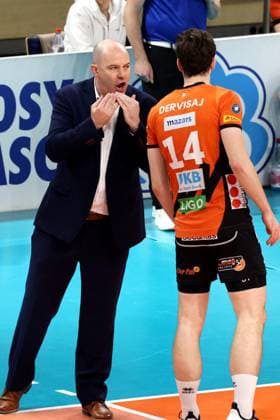 DEU, DVV, 1.VBL, BR Volleys vs. TSV Haching Muenchen, 03.02.2024, Max-Schmeling-Halle, Berlin, DEU, DVV, 1.VBL, BR Volleys vs. TSV Haching Muenchen, im Bild Trainer Joel Banks (BR Volleys), Leon Dervisaj (BR Volleys 14) Foto: Juergen Engler nordphoto GmbH
