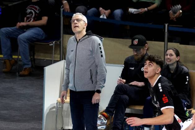 DEU, DVV, 1.VBL, BR Volleys vs. TSV Haching Muenchen, 03.02.2024, Max-Schmeling-Halle, Berlin, DEU, DVV, 1.VBL, BR Volleys vs. TSV Haching Muenchen, im Bild Haedcoach Mircea Dudas (Haching Muenchen) Foto: Juergen Engler nordphoto GmbH