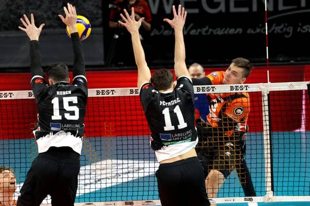 DEU, DVV, 1.VBL, BR Volleys vs. TSV Haching Muenchen, 03.02.2024, Max-Schmeling-Halle, Berlin, DEU, DVV, 1.VBL, BR Volleys vs. TSV Haching Muenchen, im Bild Robert Taeht (BR Volleys 3), Ruben Lopez Garcia (Haching Muenchen 15), Juro Petrusic (Haching Muenchen 11) Foto: Juergen Engler nordphoto GmbH