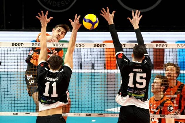 DEU, DVV, 1.VBL, BR Volleys vs. TSV Haching Muenchen, 03.02.2024, Max-Schmeling-Halle, Berlin, DEU, DVV, 1.VBL, BR Volleys vs. TSV Haching Muenchen, im Bild Daniel Malescha (BR Volleys 10), Juro Petrusic (Haching Muenchen 11), Ruben Lopez Garcia (Haching Muenchen 15) Foto: Juergen Engler nordphoto GmbH