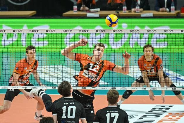 Berlin, Deutschland 03. Februar 2024: 1. VBL - 2023 2024 - Berlin Recycling Volleys vs. TSV Haching München Im Bild: v.li.: am Netz: Daniel Günther (TSV Unterhaching), Saso Stalekar (BR Volleys), Eric Paduretu (TSV Unterhaching), im Hintergrund li.: Leon Dervisaj (BR Volleys), re.: Cody Kessel (BR Volleys) Copyright: xFotostandx xReuhlx