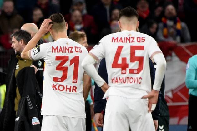 03.02.2024, xhbx, Fussball 1.Bundesliga, FSV Mainz 05 - Werder Bremen emspor, v.l. Dominik Kohr (FSV Mainz 05) und David Mamutovic (FSV Mainz 05) Enttäuscht enttaeuscht traurig frustriert ratlos (DFL DFB REGULATIONS PROHIBIT ANY USE OF PHOTOGRAPHS as IMAGE SEQUENCES and or QUASI-VIDEO) Mainz