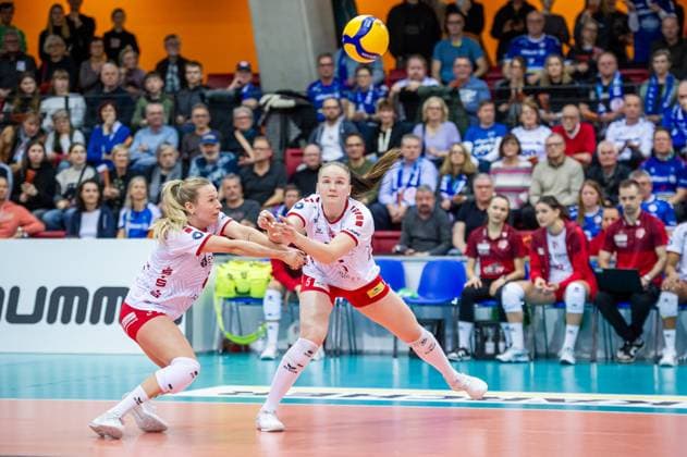 Suvi Kokkonen (SC Potsdam, 05) und Antonia Stautz (SC Potsdam, 06), li. - Ball im Blick Allianz MTV Stuttgart - SC Potsdam, Volleyball Bundesliga, Frauen, VBL, Saison 2023 24, 03.02.2024, Stuttgart (SCHARRena), DEU Allianz MTV Stuttgart - SC Potsdam, Sport, Volleyball Bundesliga, Frauen, VBL, Saison 2023 24, 03.02.2024, Stuttgart (SCHARRena), DEU Stuttgart Copyright: xSandyxDinkelackerx EP_SDR