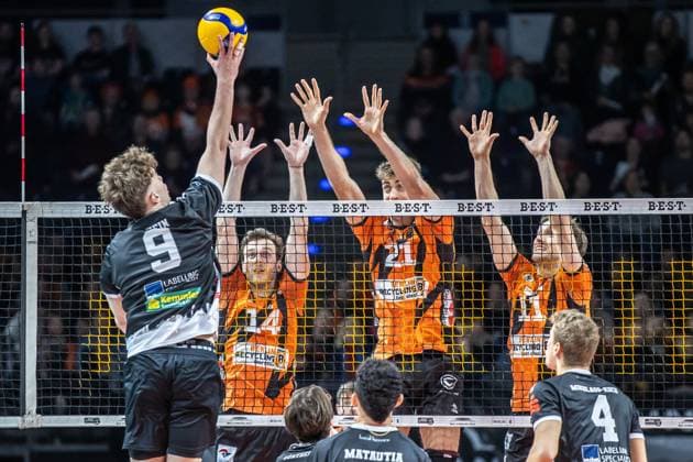03.02.2024, Berlin, Volleyball: 1.Bundesliga, Maenner, 17. Spieltag, BR Volleys - TSV Unterhaching, Max-Schmeling-Halle. Ian Schein (l-r) von TSV Unterhaching spielt den Ball gegen Berlins Block aus Leon Dervisaj, Tobias Krick und Cody Kessel. BR Volleys - TSV Unterhaching
