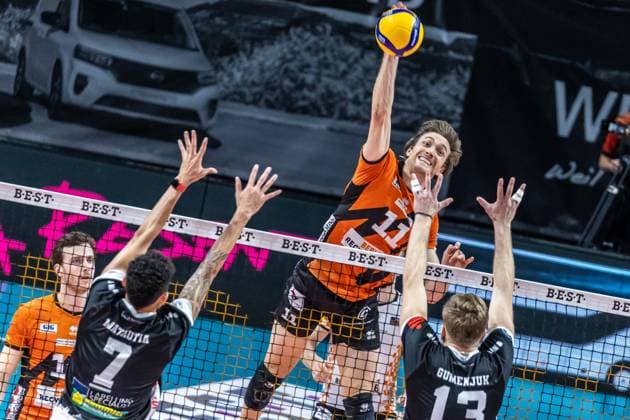 03.02.2024, Berlin, Volleyball: 1.Bundesliga, Maenner, 17. Spieltag, BR Volleys - TSV Unterhaching, Max-Schmeling-Halle. Berlins Cody Kessel (M) spielt den Ball gegen den Block aus Austin Matautia (l) und Mark Gumenjuk von TSV Unterhaching. BR Volleys - TSV Unterhaching