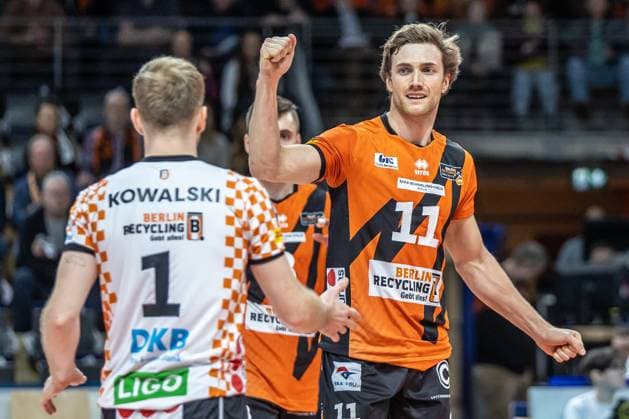 03.02.2024, Berlin, Volleyball: 1.Bundesliga, Maenner, 17. Spieltag, BR Volleys - TSV Unterhaching, Max-Schmeling-Halle. Berlins Libero Adam Kowalski und Cody Kessel (r) jubeln nach Punktgewinn. BR Volleys - TSV Unterhaching