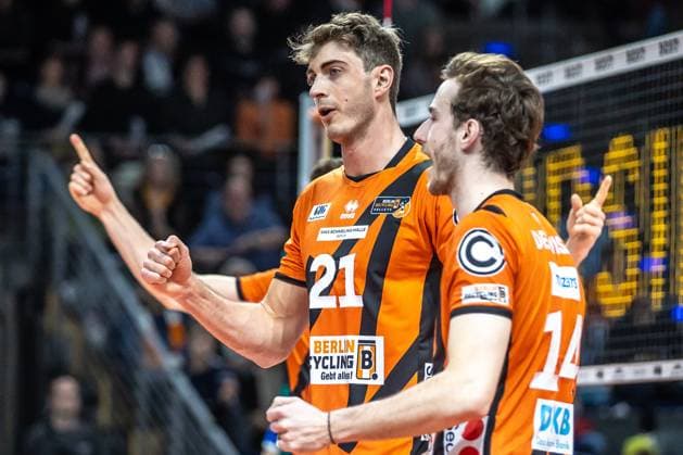 03.02.2024, Berlin, Volleyball: 1.Bundesliga, Maenner, 17. Spieltag, BR Volleys - TSV Unterhaching, Max-Schmeling-Halle. Berlins Tobias Krick und Leon Dervisaj (r) jubeln nach Punktgewinn. BR Volleys - TSV Unterhaching