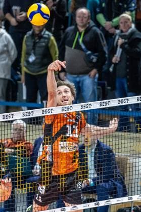 03.02.2024, Berlin, Volleyball: 1.Bundesliga, Maenner, 17. Spieltag, BR Volleys - TSV Unterhaching, Max-Schmeling-Halle. Berlins Cody Kessel spielt den Ball ueber das Netz. BR Volleys - TSV Unterhaching