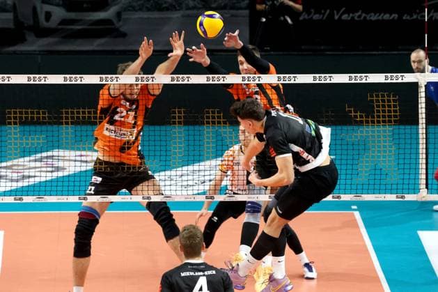 DEU, DVV, 1.VBL, BR Volleys vs. TSV Haching Muenchen, 03.02.2024, Max-Schmeling-Halle, Berlin, DEU, DVV, 1.VBL, BR Volleys vs. TSV Haching Muenchen, im Bild Robert Taeht (BR Volleys 3),Tobias Krick (BR Volleys 21), Juro Petrusic (Haching Muenchen 11) Foto: Juergen Engler nordphoto GmbH