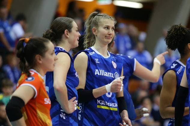 Stuttgart , Volleyball Bundesliga Frauen , Allianz MTV Stuttgart vs. SC Potsdam , rechts: Monique Strubbe ( Stgt )