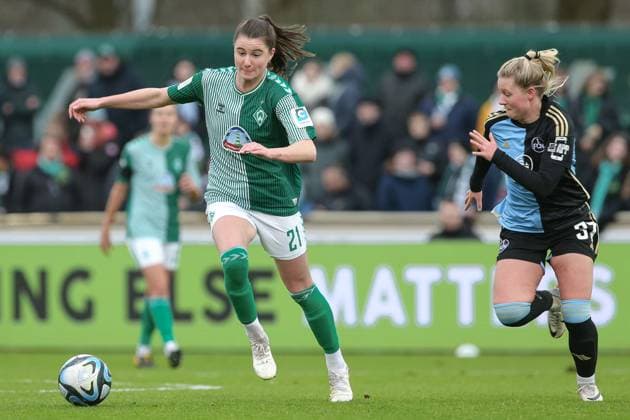 v.li.: Chiara Hahn (SV Werder Bremen, 21) und Selma Magnusdottir (1. FC Nürnberg, 37) im Zweikampf, Duell, Dynamik, Aktion, Action, Spielszene, DIE DFB-RICHTLINIEN UNTERSAGEN JEGLICHE NUTZUNG VON FOTOS ALS SEQUENZBILDER UND ODER VIDEOÄHNLICHE FOTOSTRECKEN. DFB REGULATIONS PROHIBIT ANY USE OF PHOTOGRAPHS AS IMAGE SEQUENCES AND OR QUASI-VIDEO., 03.02.2024, Bremen (Deutschland), Fussball, Google Pixel Frauen-Bundesliga, SV Werder Bremen - 1. FC Nürnberg