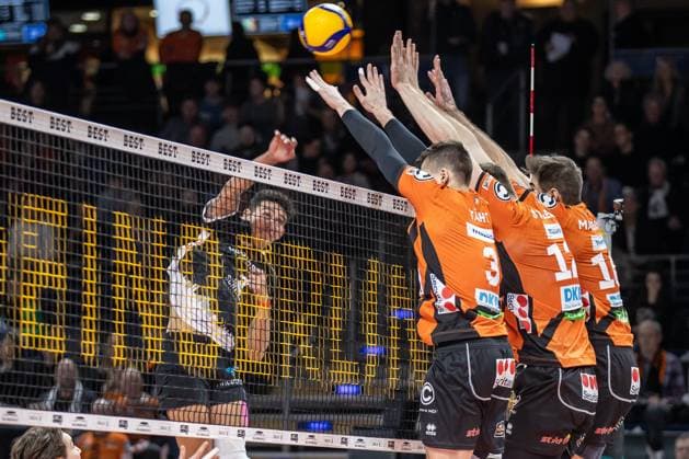 Sport Themen der Woche KW05 Sport Bilder des Tages 03.02.2024, Berlin, Volleyball: 1.Bundesliga, Maenner, 17. Spieltag, BR Volleys - TSV Unterhaching, Max-Schmeling-Halle. Berlins Jiri Haenninen (l-r), Marek Sotola und Daniel Malescha gehen im Block zum Ball. BR Volleys - TSV Unterhaching *** 03 02 2024, Berlin, Volleyball 1 Bundesliga, Men, Matchday 17, BR Volleys TSV Unterhaching, Max Schmeling Halle Berlins Jiri Haenninen l r , Marek Sotola and Daniel Malescha go for the ball in the block BR Volleys TSV Unterhaching