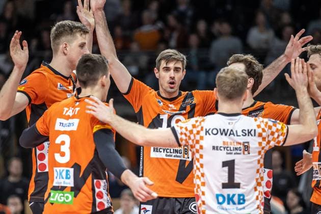 03.02.2024, Berlin, Volleyball: 1.Bundesliga, Maenner, 17. Spieltag, BR Volleys - TSV Unterhaching, Max-Schmeling-Halle. Berlins Spieler jubeln nach Punktgewinn. BR Volleys - TSV Unterhaching