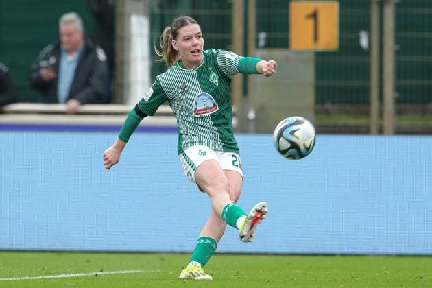 v.li.: Juliane Wirtz (SV Werder Bremen, 28) am Ball, Freisteller, Einzelbild, Ganzkörper, Aktion, Action, Spielszene, DIE DFB-RICHTLINIEN UNTERSAGEN JEGLICHE NUTZUNG VON FOTOS ALS SEQUENZBILDER UND ODER VIDEOÄHNLICHE FOTOSTRECKEN. DFB REGULATIONS PROHIBIT ANY USE OF PHOTOGRAPHS AS IMAGE SEQUENCES AND OR QUASI-VIDEO., 03.02.2024, Bremen (Deutschland), Fussball, Google Pixel Frauen-Bundesliga, SV Werder Bremen - 1. FC Nürnberg
