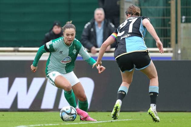 v.li.: Maja Sternad (SV Werder Bremen, 11) und Lara Schmidt (1. FC Nürnberg, 27) im Zweikampf, Duell, Dynamik, Aktion, Action, Spielszene, DIE DFB-RICHTLINIEN UNTERSAGEN JEGLICHE NUTZUNG VON FOTOS ALS SEQUENZBILDER UND ODER VIDEOÄHNLICHE FOTOSTRECKEN. DFB REGULATIONS PROHIBIT ANY USE OF PHOTOGRAPHS AS IMAGE SEQUENCES AND OR QUASI-VIDEO., 03.02.2024, Bremen (Deutschland), Fussball, Google Pixel Frauen-Bundesliga, SV Werder Bremen - 1. FC Nürnberg