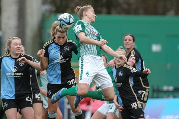 v.li.: Medina Desic (1. FC Nürnberg, 30) und Michelle Ulbrich (SV Werder Bremen, 5) im Kopfballduell, Kopfball, Zweikampf, Action, Aktion, Spielszene, DIE DFB-RICHTLINIEN UNTERSAGEN JEGLICHE NUTZUNG VON FOTOS ALS SEQUENZBILDER UND ODER VIDEOÄHNLICHE FOTOSTRECKEN. DFB REGULATIONS PROHIBIT ANY USE OF PHOTOGRAPHS AS IMAGE SEQUENCES AND OR QUASI-VIDEO., 03.02.2024, Bremen (Deutschland), Fussball, Google Pixel Frauen-Bundesliga, SV Werder Bremen - 1. FC Nürnberg