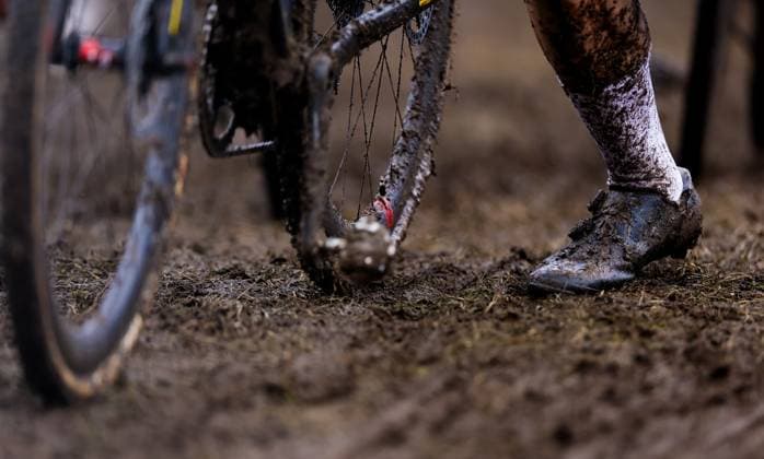 Sport Themen der Woche KW05 Sport Bilder des Tages TABOR - Cyclocross rider in the mud during the U23 men s cyclocross world championships race in Tabor, Czech Republic. ANP IRIS VAN DEN BROEK xVIxANPxSportx xxANPxIVx 490123028 originalFilename: 490123028.jpg