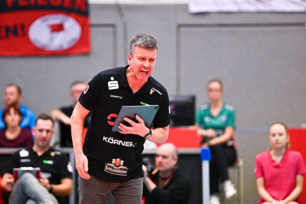1. Volleyball Bundesliga Frauen, Dresdner SC vs. SSC Palmberg Schwerin, Dresden, 03.02.2024 Alexander Waibl (Cheftrainer Dresdner SC) 1. Volleyball Bundesliga Frauen, Dresdner SC vs. SSC Palmberg Schwerin am 03.02.2024 in der Margon Arena Dresden Copyright: xBEAUTIFULxSPORTS Hoepnerx