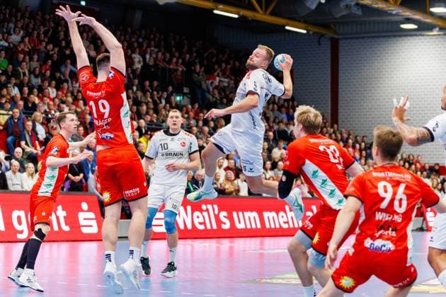 Sport Themen der Woche KW05 Sport Bilder des Tages v.l. Yannick Draeger (TuS N-Luebbecke, 19), Julius Kuehn (MT Melsungen, 05) GER, TuS N-Luebbecke vs. MT Melsungen, Handball, DHB-Pokal, Viertelfinale, Spielzeit 2023 2024, 03.02.2024 GER, TuS N-Luebbecke vs. MT Melsungen, Handball, DHB-Pokal, Viertelfinale, Spielzeit 2023 2024, 03.02.2024 Luebbecke *** v l Yannick Draeger TuS N Luebbecke, 19 , Julius Kuehn MT Melsungen, 05 GER, TuS N Luebbecke vs MT Melsungen, handball, DHB Cup, quarter-finals, 2023 2024 season, 03 02 2024 GER, TuS N Luebbecke vs MT Melsungen, handball, DHB Cup, quarter-finals, 2023 2024 season, 03 02 2024 Luebbecke Copyright: xEibner-Pressefotox xJanxStrohdiekx EP_JSK