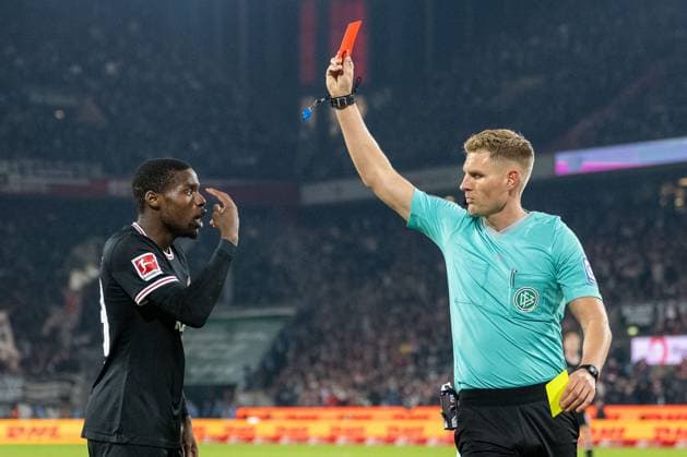 Sport Themen der Woche KW05 Sport Bilder des Tages Schiedsrichter Timo Gerach zeigt Niels Nkounkou (Eintracht Frankfurt, 29) die Gelb-Rote Karte und der kann es nicht glauben. Fussball: 1. Bundesliga, Saison 2023 2024, 20. Spieltag, 1. FC Koeln - Eintracht Frankfurt am 03.02.2024 im RheinEnergieStadion in Koeln. Wichtiger Hinweis: Gemaess den Vorgaben der DFL Deutsche Fussball Liga bzw. des DFB Deutscher Fussball-Bund ist es untersagt, in dem Stadion und oder vom Spiel angefertigte Fotoaufnahmen in Form von Sequenzbildern und oder videoaehnlichen Fotostrecken zu verwerten bzw. verwerten zu lassen. Foto: Kirchner-Media TH *** Referee Timo Gerach shows Niels Nkounkou Eintracht Frankfurt, 29 the yellow-red card and he cant believe it Football 1 Bundesliga, Season 2023 2024, Matchday 20, 1 FC Koeln Eintracht Frankfurt on 03 02 2024 at RheinEnergieStadion in Koeln Important note According to the regulations of the DFL German Football League or the DFB German Football Association, it is prohibited, to utilize or have utilized photographs taken in the stadium and or of the match in the form of sequential images and or video-like photo series Foto Kirchner Media TH Copyright: xKirchner-Media THx