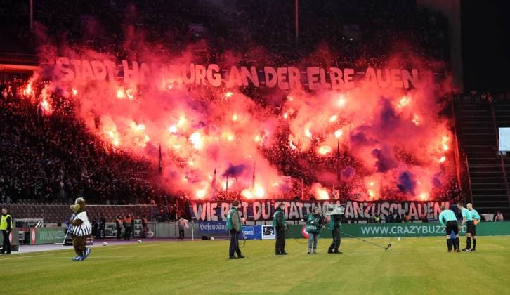 Pyrotechnik, Bengalos, Feuerwerk im Hamburger Fanblock Fußball Fussball DFL 2.Bundesliga Herren 20.Spieltag Saison 2023 2024 03.02.2024 Hertha BSC Berlin vs. Hamburger SV HSV DFL regulations prohibit any use of photographs as image sequences and or quasi-video