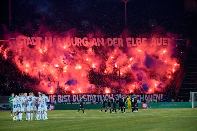 Sport Bilder des Tages HSV Fans zünden Bengalos, GER, Hertha BSC vs. Hamburger SV, Fussball Herren, 2. Bundesliga, Saison 2023 2024, 20. Spieltag, 03.02.2024. (DFL REGULATIONS PROHIBIT ANY USE OF PHOTOGRAPHS AS IMAGE SEQUENCES AND OR QUASI - VIDEO). GER, Hertha BSC vs. Hamburger SV, Fussball Herren, 2. Bundesliga, Saison 2023 2024, 20. Spieltag, 03.02.2024. Berlin