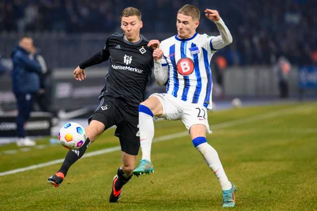 v.l. Ignace Van der Brempt (HSV, 22), Marten Winkler (Hertha BSC, 22), Zweikampf, Action, Kampf, Hertha BSC - Hamburger SV, 2. Bundesliga, Fussball, DFB, Bundesliga, Spielzeit 2023 2024, Olympia - Stadion Berlin, DFB DFL REGULATIONS PROHIBIT ANY USE OF PHOTOGRAPHS AS IMAGE SEQUENCES AND OR QUASI-VIDEO, 03.02. 2024, Foto: HMB Media Uwe Koch