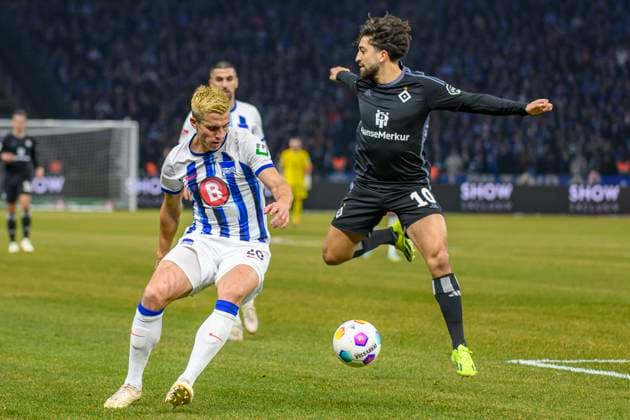 v.l. Marc Oliver Kempf (Hertha BSC, 20), Immanuel Pherai (HSV, 10), Zweikampf, Action, Kampf, Hertha BSC - Hamburger SV, 2. Bundesliga, Fussball, DFB, Bundesliga, Spielzeit 2023 2024, Olympia - Stadion Berlin, DFB DFL REGULATIONS PROHIBIT ANY USE OF PHOTOGRAPHS AS IMAGE SEQUENCES AND OR QUASI-VIDEO, 03.02. 2024, Foto: HMB Media Uwe Koch
