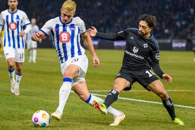 v.l. Marc Oliver Kempf (Hertha BSC, 20), Immanuel Pherai (HSV, 10), Zweikampf, Action, Kampf, Hertha BSC - Hamburger SV, 2. Bundesliga, Fussball, DFB, Bundesliga, Spielzeit 2023 2024, Olympia - Stadion Berlin, DFB DFL REGULATIONS PROHIBIT ANY USE OF PHOTOGRAPHS AS IMAGE SEQUENCES AND OR QUASI-VIDEO, 03.02. 2024, Foto: HMB Media Uwe Koch