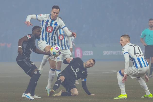 Fussball 2. Bundesliga, Hertha BSC - Hamburger SV 03.02.2024, xdanx, Fussball 2. Bundesliga, Hertha BSC - Hamburger SV, v.l. Stephan Ambrosius (Hamburger SV 35),Haris Tabakovic (Hertha BSC 25),Jonas Meffert (Hamburger SV 23),Zweikampf, Duell, Kampf, tackle (DFL DFB REGULATIONS PROHIBIT ANY USE OF PHOTOGRAPHS as IMAGE SEQUENCES and or QUASI-VIDEO) Foto: Daniel Lakomski Mix1 Berlin Olympiastadion Berlin Berlin Deutschland (DE)