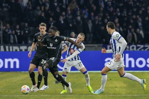 Fussball 2. Bundesliga, Hertha BSC - Hamburger SV 03.02.2024, xdanx, Fussball 2. Bundesliga, Hertha BSC - Hamburger SV, v.l. Stephan Ambrosius (Hamburger SV 35),Palko Dardai (Hertha BSC 27),Haris Tabakovic (Hertha BSC 25),Zweikampf, Duell, Kampf, tackle (DFL DFB REGULATIONS PROHIBIT ANY USE OF PHOTOGRAPHS as IMAGE SEQUENCES and or QUASI-VIDEO) Foto: Daniel Lakomski Mix1 Berlin Olympiastadion Berlin Berlin Deutschland (DE)