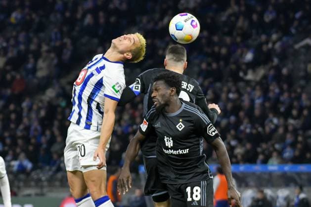 Fussball 2. Bundesliga, Hertha BSC - Hamburger SV 03.02.2024, xdanx, Fussball 2. Bundesliga, Hertha BSC - Hamburger SV, v.l. Marc Oliver Kempf (Hertha BSC 20),Bakery Jatta (Hamburger SV 18),Zweikampf, Duell, Kampf, tackle (DFL DFB REGULATIONS PROHIBIT ANY USE OF PHOTOGRAPHS as IMAGE SEQUENCES and or QUASI-VIDEO) Foto: Daniel Lakomski Mix1 Berlin Olympiastadion Berlin Berlin Deutschland (DE)