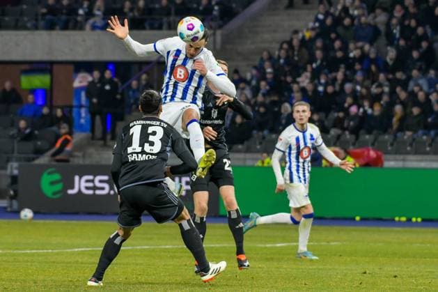 Fussball 2. Bundesliga, Hertha BSC - Hamburger SV 03.02.2024, xdanx, Fussball 2. Bundesliga, Hertha BSC - Hamburger SV, v.l. Guilherme Ramos (Hamburger SV 13),Haris Tabakovic (Hertha BSC 25),Zweikampf, Duell, Kampf, tackle (DFL DFB REGULATIONS PROHIBIT ANY USE OF PHOTOGRAPHS as IMAGE SEQUENCES and or QUASI-VIDEO) Foto: Daniel Lakomski Mix1 Berlin Olympiastadion Berlin Berlin Deutschland (DE)